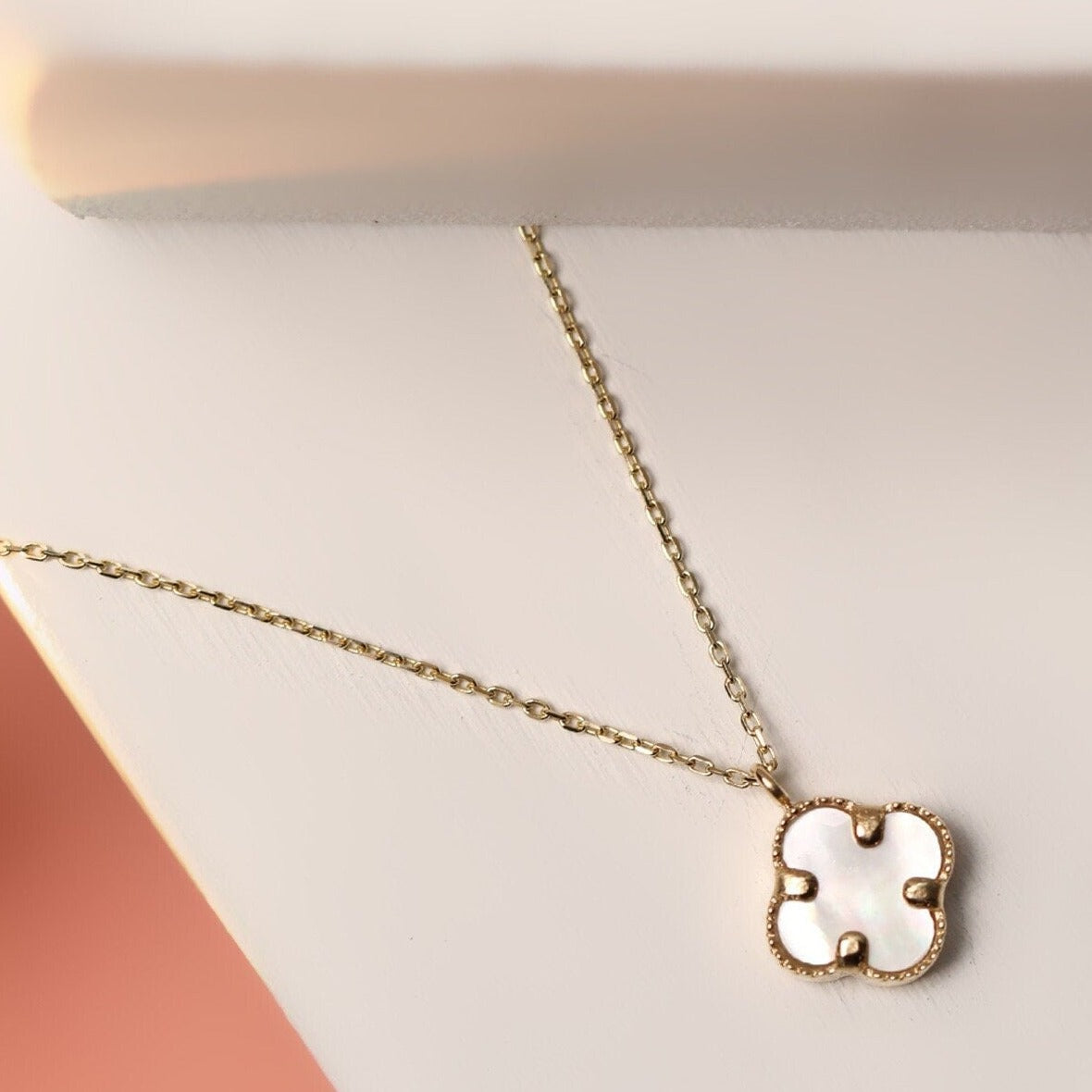 <p>14K Solid Gold Mother of Pearl Single Clover Necklace /Mop Clover Necklace/Four Leaf Clover Necklace/Alhambra Necklace/Valentine's Day Gift</p> <p>&nbsp;</p>